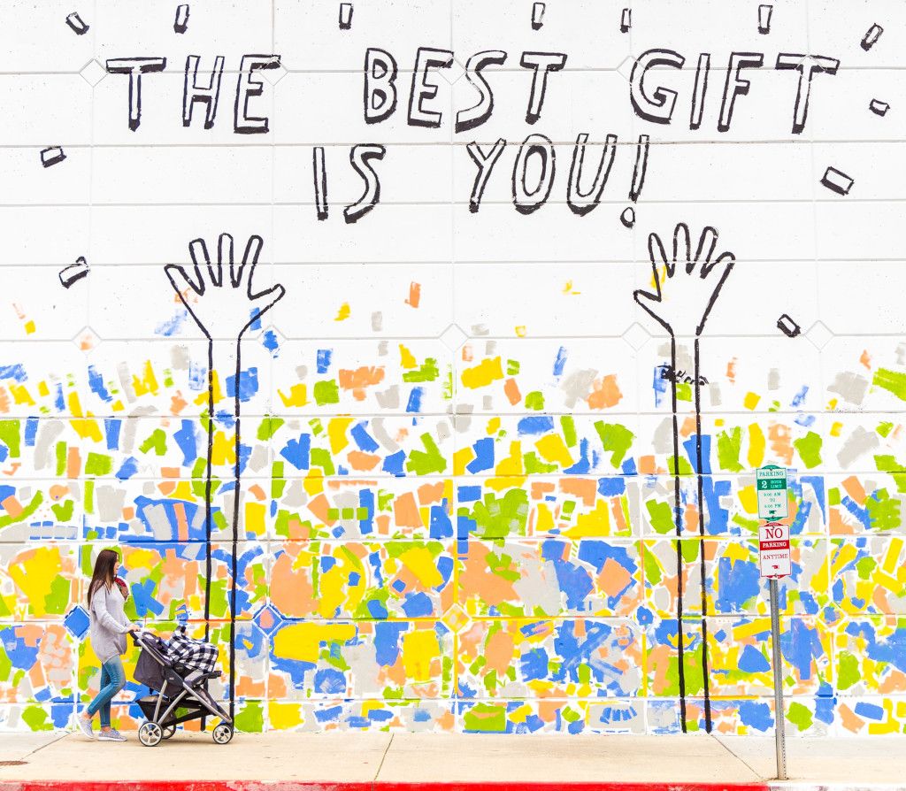 Das Bild zeigt ein Wandgemälde mit dem Spruch "The best gift is you!" als Sinnbild für die Bedeutung der Selbstliebe auf deinem Abnehm-Weg