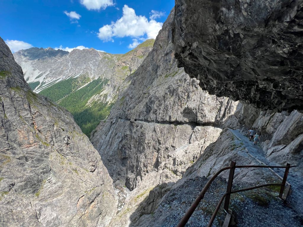 Das Bild zeigt einen Kletterpfad in den Felsen der Alpen als Sinnbild für die vielfältigen Bewegungsmöglichkeiten und die Schönheit der Natur die eine geführte Transalp-Tour offenbart
