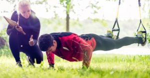 Das Bild zeigt einen Personal Trainer bei der Begleitung eines Sportlers in der Natur als Sinnbild für deine vielfältigen Möglichkeiten mit einer Ausbildung der Online Trainer Lizenz