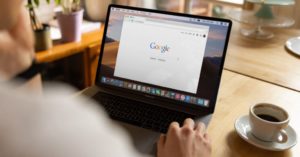 Das Bild zeigt einen Laptop mit der Google Suchmaske im geöffneten Browserfenster als Sinnbild für die Herausforderung, die eigenen Inhalte in den Suchergebnissen der wichtigen Suchmaschinen zu platzieren.