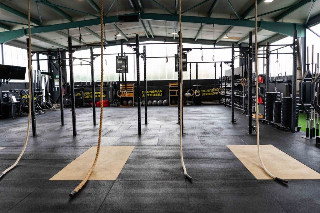 Das Bild zeigt die hochmoderne Trainingshalle von CrossFit Tübingen als Beispiel für das tolle Ambiente welches das zu dir passende Boutique Fitnessstudio bieten kann.