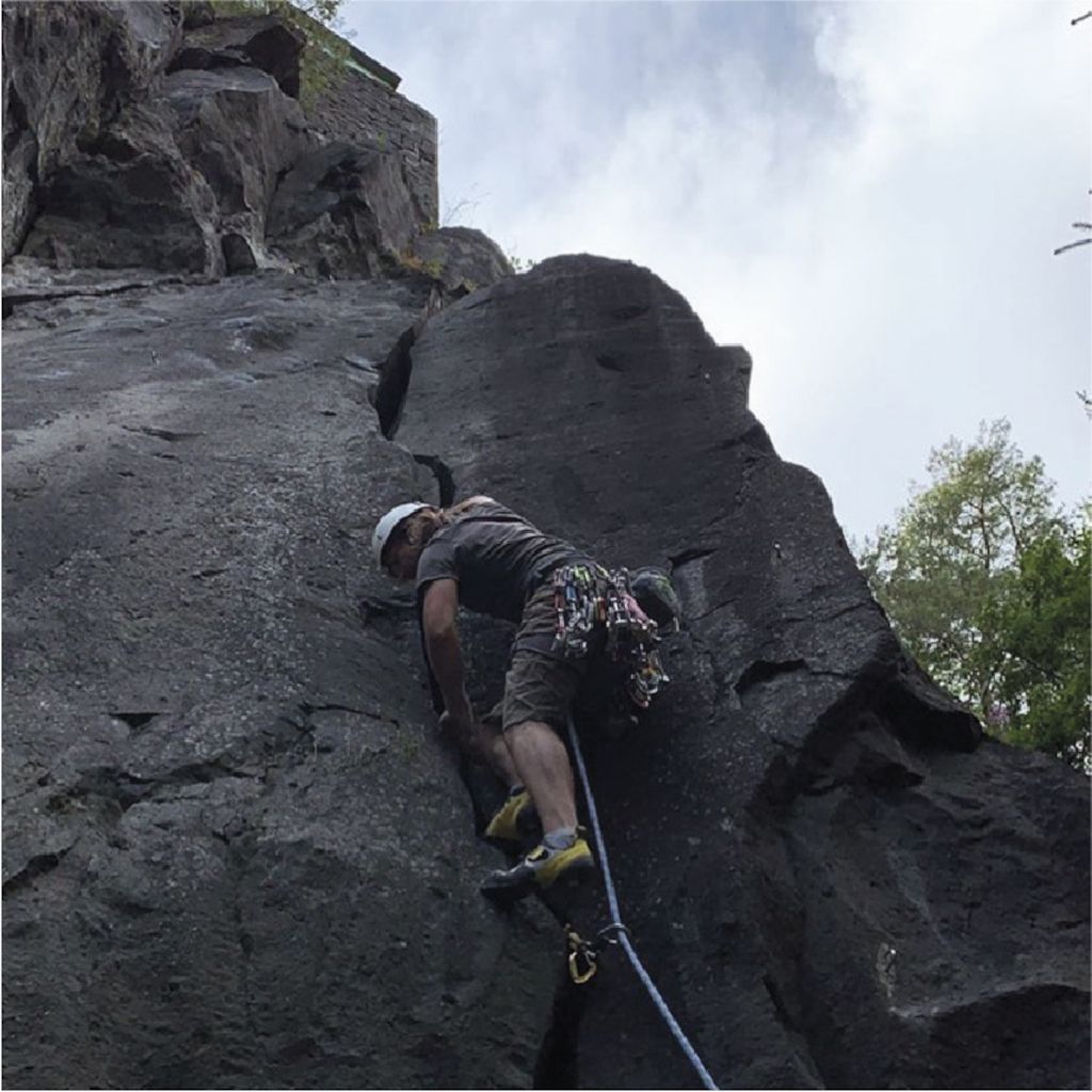 Das Bild zeigt einen Sportkletterer am Fels in der schönen Natur als Sinnbild für die gesunde Erholung und den Spaß beim sicheren Klettern.