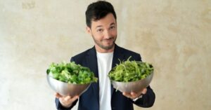 Das Bild zeigt Personal Trainer und Ernährungsberater Dimitri Rutansky mit zwei Salad Bowls als Sinnbild für die einfache Zubereitung gesunder Mahlzeiten mit den richtigen Tools.