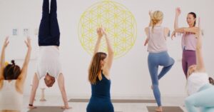Das Bild zeigt eine Gruppe von Menschen beim Yoga als Sinnbild dafür, dass der Beruf als Yogalehrer oder Yogalehrerin in Zukunft an Bedeutung gewinnen wird.