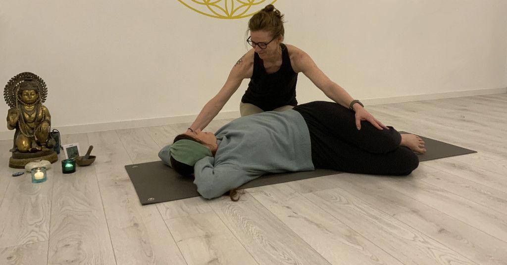 Die Synergie zwischen Yoga und Physiotherapie nutzen