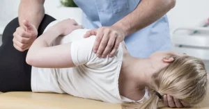 Das Bild zeigt einen Osteopathen bei der manuellen Therapie als Sinnbild für die Verbesserung des Wohlbefindens und der Beweglichkeit durch die Möglichkeiten der Osteopathie.