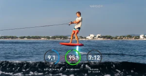 Ein Extremsportler beim Wakefoiling mit eingeblendeten WHOOP Statistiken.