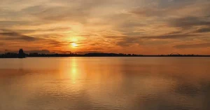 Das Bild zeigt einen spektakulären Sonnenuntergang am Südstrand der Insel Fehmarn als Titelbild für diesen ganz persönlichen Erfahrungsbericht, wie dich die Meditation zu mehr innerem Frieden und zu mehr Gelassenheit führen kann.