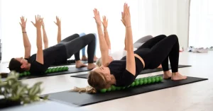 Das Bild zeigt Menschen beim gesunden Rückentraining mit dem SPINEFITTER von Sissel.